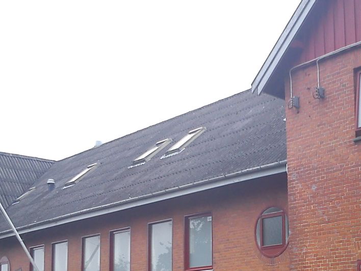 Forsiden - hvor der mangler 2 vinduer at blive udskiftet.